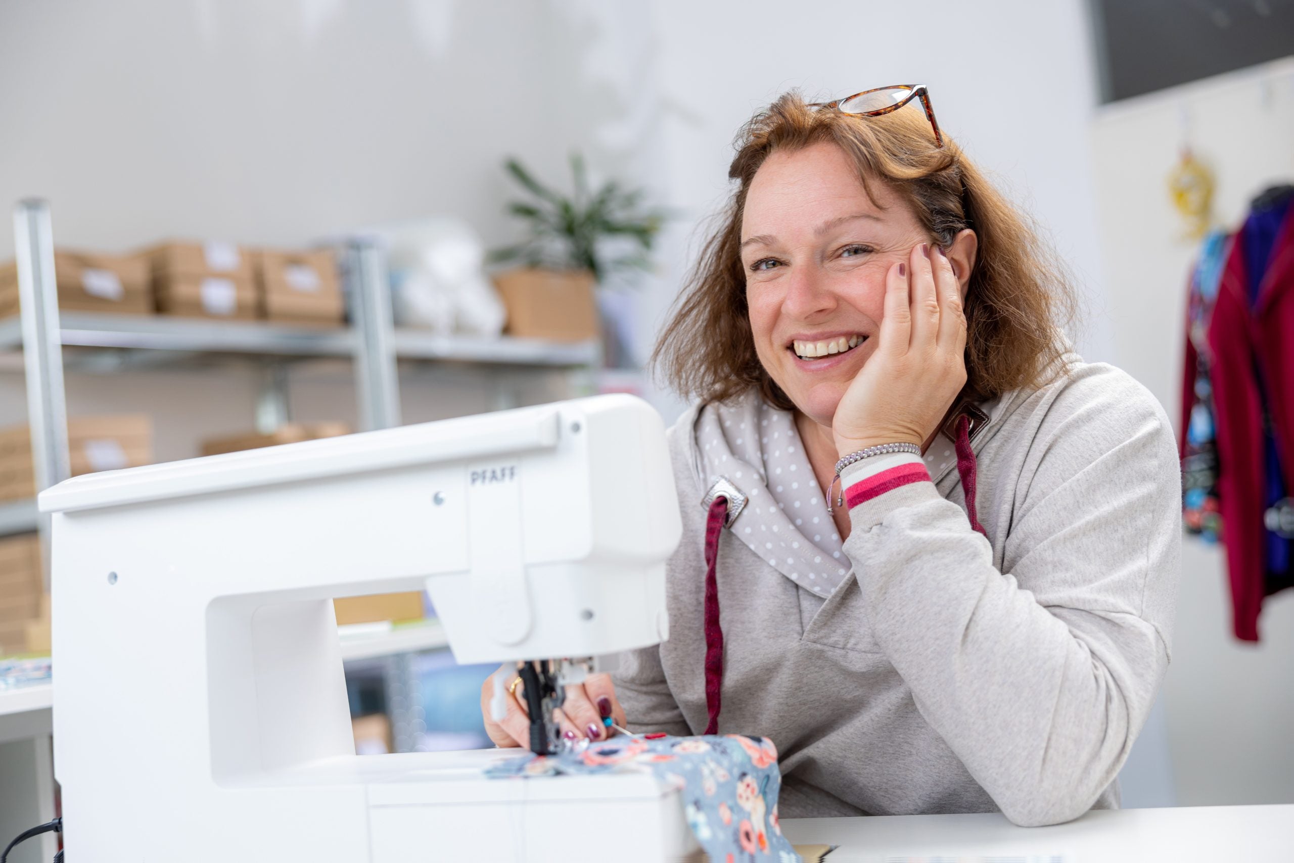 Anke Towfighi beim nähen mit ihrer Nähbox